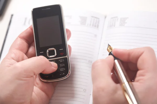 Affärskvinna Arbetar Kontor Dokumentet Och Telefon — Stockfoto