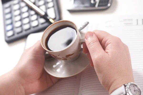 Die Geschäftsfrau Arbeitet Büro Freizeit Und Kaffee — Stockfoto