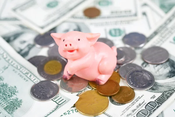 豚銀行と多くのお金の硬貨および手形 — ストック写真