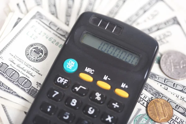A calculadora e dólares — Fotografia de Stock