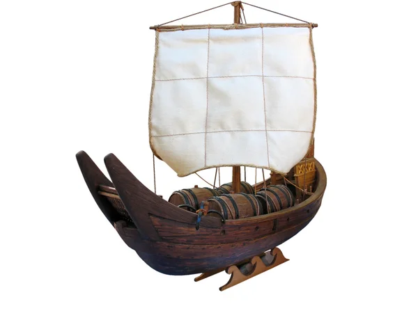 Деревянный антикварный корабль изолирован над белым — стоковое фото