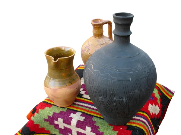 Antika lera keramik över gamla handgjorda matta — Stockfoto