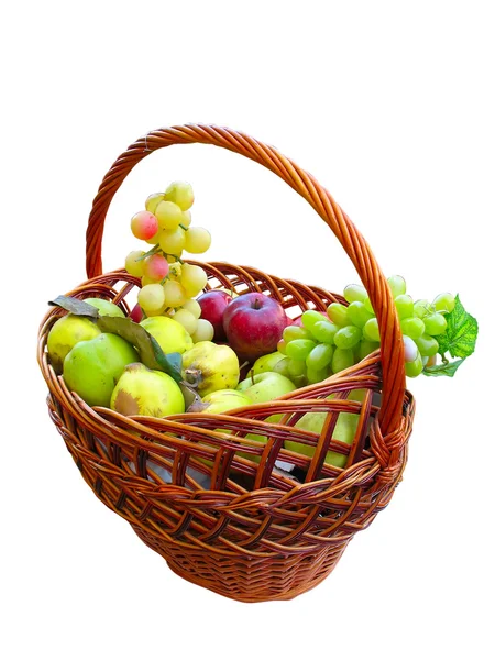 Fruits frais mûrs dans un panier en osier isolé — Photo