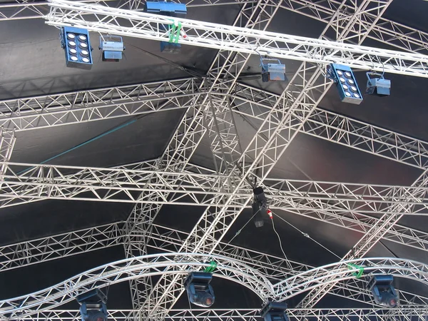 Equipo y proyectores de iluminación de escenario — Foto de Stock