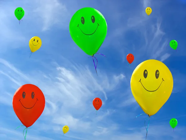 Zöld, piros, sárga léggömbök mosoly felhős kék ég alatt — Stock Fotó