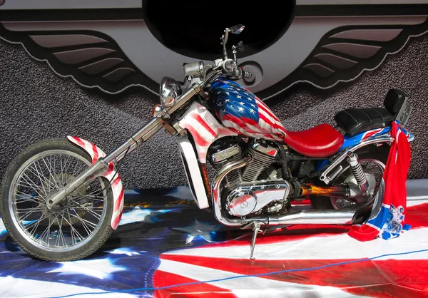 Мотоцикл Chopper на фоне американского флага — стоковое фото