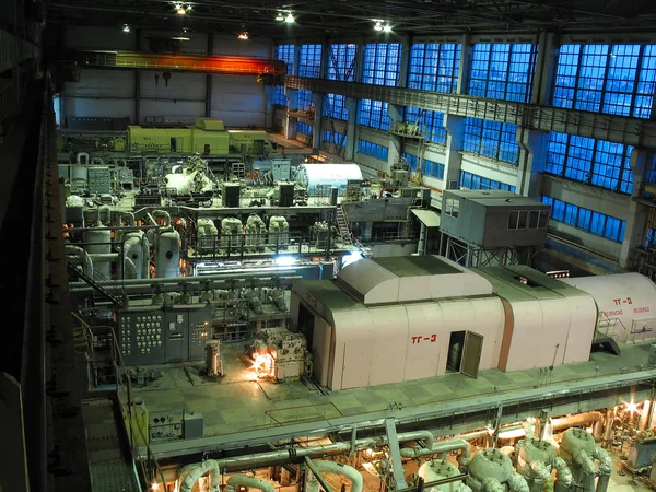 Turbinas de vapor, maquinaria, tuberías, tubos en una central eléctrica — Foto de Stock