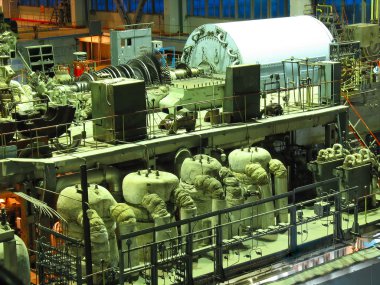 bir güç santralinde, gece çekimi sırasında onarım, makine, elektrik jeneratör buhar türbini borular, tüpler