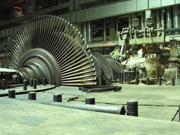 Dampfturbine während der Reparatur, Maschinen, Rohre, Schläuche an einem Kraftwerk — Stockfoto