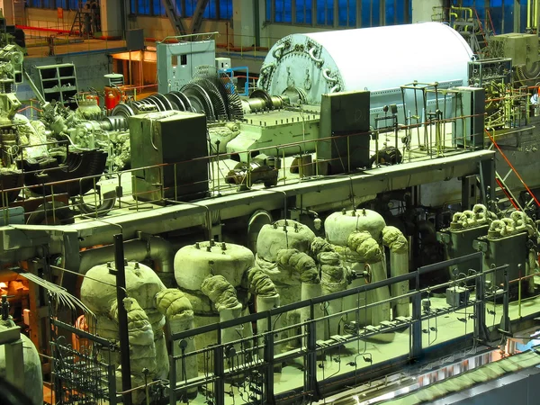 发电机组蒸汽汽轮机在修理 管电厂夜景 — 图库照片