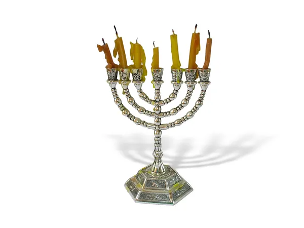 Velas Hanukkah em um menorah no fundo branco — Fotografia de Stock