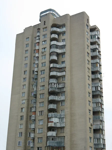 Ancien immeuble multi-appartements surplombant le ciel — Photo