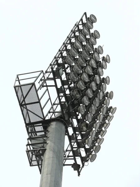Duże reflektory oświetlenie Wieży na stadionie — Zdjęcie stockowe