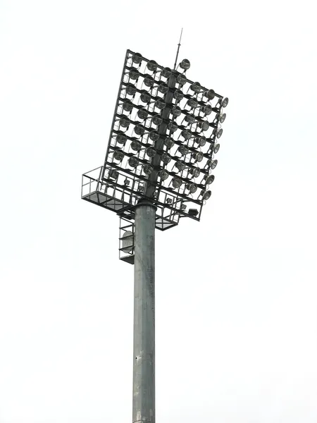 Grandes focos torre de iluminación en un estadio — Foto de Stock