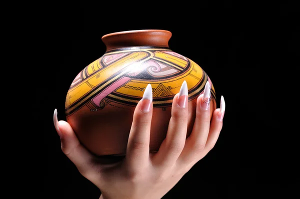 Schöne weibliche Finger mit Vase — Stockfoto