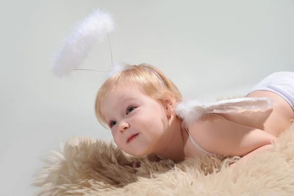Маленькая ангелочка — стоковое фото
