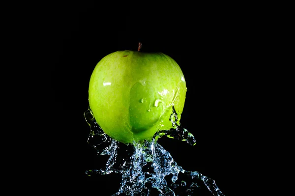 Grüner Apfel mit Wasserspritzer — Stockfoto
