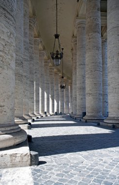 sütunlar ve Aziz Petrus Bazilikası'na doğru eğimli koridor geometrik mimarisi