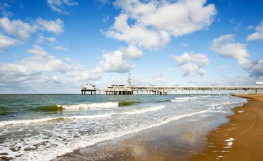 İskele, scheveningen, Hollanda ıssız plaj ve kıyı şeridi üzerinde güzel bir gün boyunca