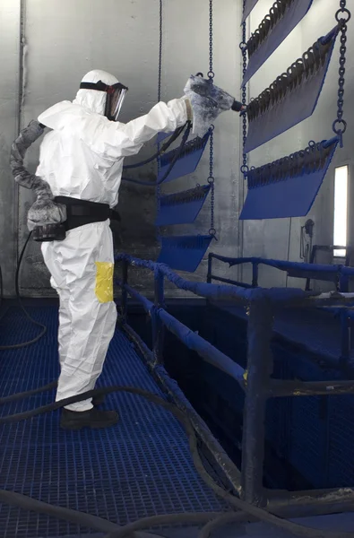 Człowiek Noszenie Maski Gazowe Papier Ochronny Garnitur Oddychania Pomocy Malowanie — Zdjęcie stockowe