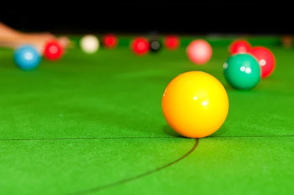 Sárga Snooker Golyó Asztalon Játék Háttérben Szelektív Összpontosít — Stock Fotó