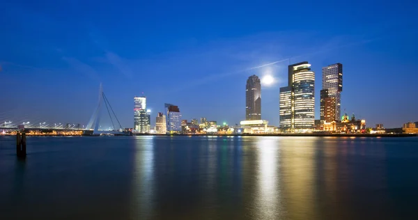 Rotterdam en opkomende maan — Stockfoto