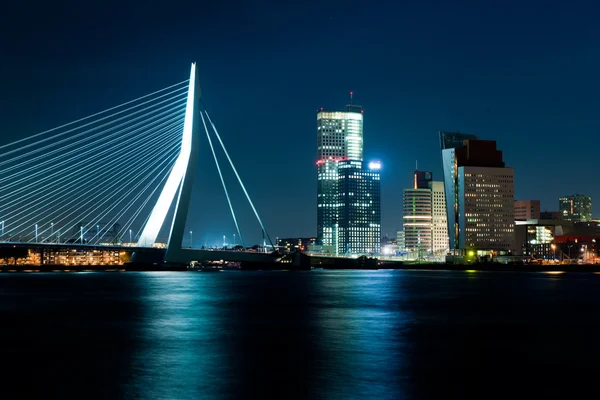 在晚上的荷兰鹿特丹的发亮的天际线 — 图库照片