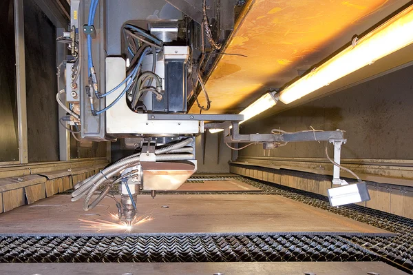 Çelik Kalın Sayfa Boyunca Kesmeye Başlayan Otomatik Lazer Kesim Makinası — Stok fotoğraf
