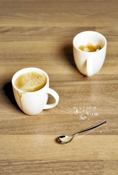 两个咖啡杯上一个木制的表面 侧重于茶匙 — 图库照片