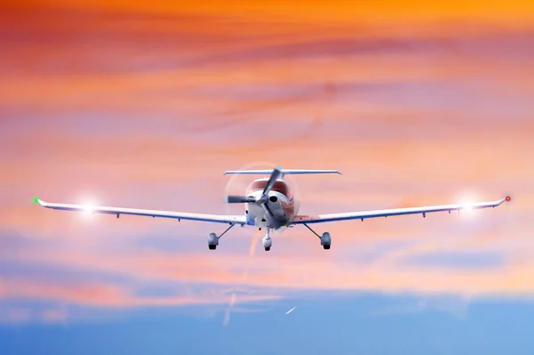 鮮やかな 輝く空に対して正面から見た接近のプロペラ機 — ストック写真