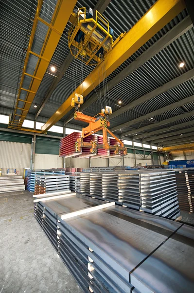 Huge Overhead Crane Handling Pallets Containing Steel Sheet Warehouse — Stock Photo, Image