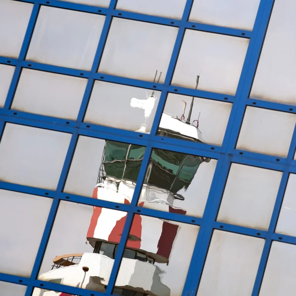 反映了机场交通控制塔台在办公大楼的窗户 — 图库照片