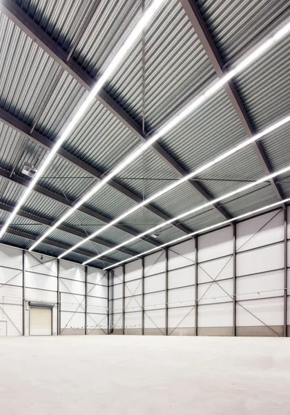 非常に大きな空のストレージ部屋のインテリア — ストック写真