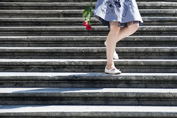 Young Woman Decending Spanish Stairs Rome Hodling Two Roses — Stock Photo, Image