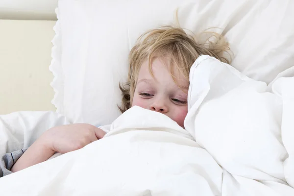 Hasta Çocuk Onun Yatakta Yorganın Altında Sarıldım — Stok fotoğraf