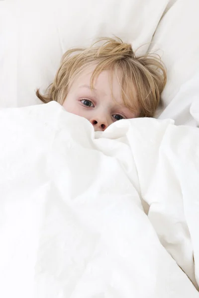 Dziecko Leżąc Wzbudzić Jego Łóżku Oczy Szeroko Otwarte Ukrywanie Się — Zdjęcie stockowe