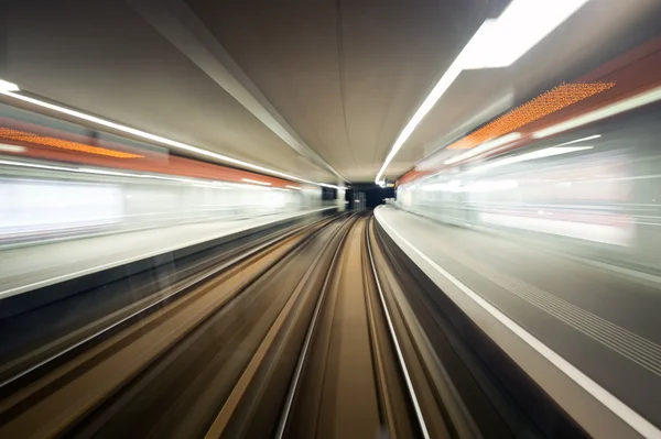 Vorbeifahren an einer U-Bahn-Station — Stockfoto