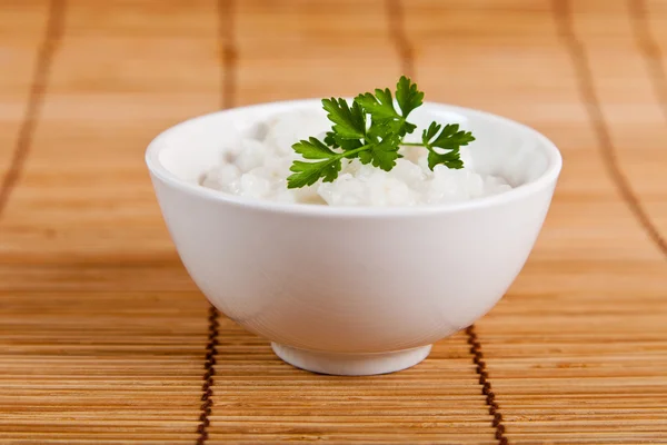 在一个白色的碗白米饭 — 图库照片
