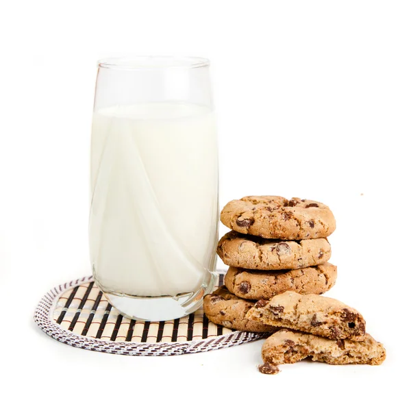 Latte e biscotti, su sfondo bianco — Foto Stock