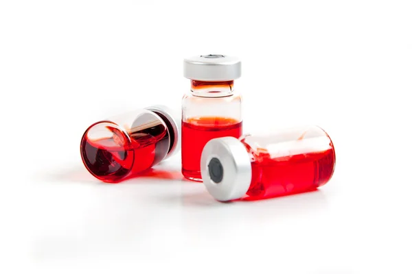 Geneeskunde flesjes, geïsoleerd op witte achtergrond — Stockfoto