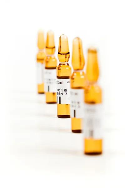 Frascos para injetáveis de medicamentos, isolados sobre fundo branco — Fotografia de Stock