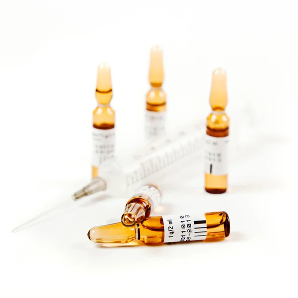 Viales de medicamentos, aislados sobre fondo blanco —  Fotos de Stock