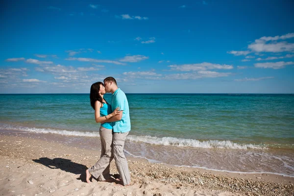 一对夫妇在海滩上的爱 — 图库照片