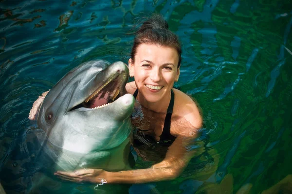 Meisje en dolfijn — Stockfoto