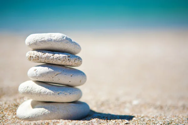 Стопка белых камней на пляже — стоковое фото