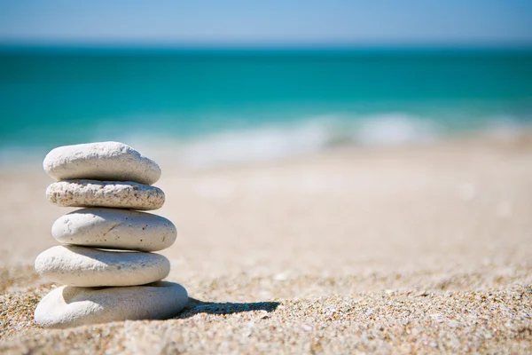 堆栈的热带海滩上的白色石头 — 图库照片