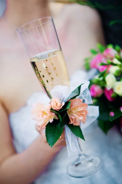 Bride with a glass and a bouquet — Stock Photo, Image