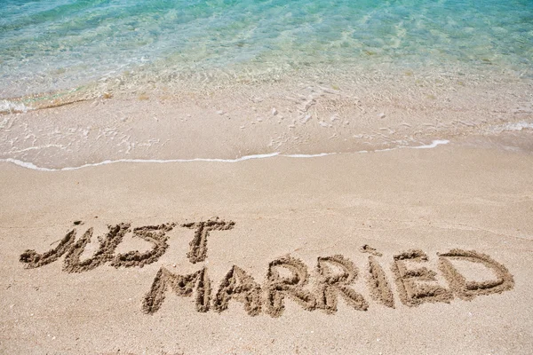 Je viens de me marier écrit sur le sable — Photo