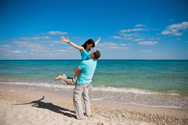 Paar op het strand — Stockfoto