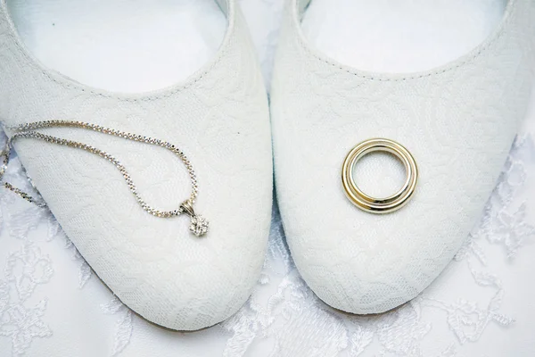Wedding rings and shoes — Stock Photo, Image